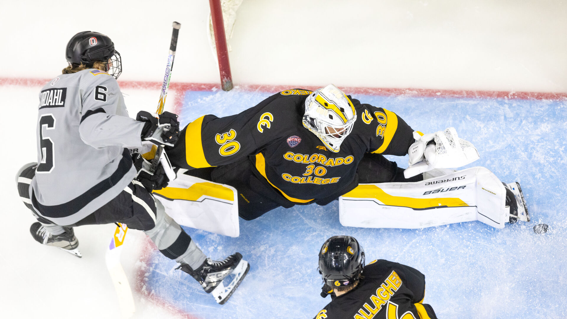 cm-UNOHockey05.jpg